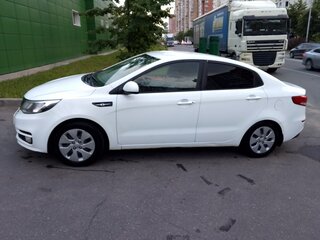 2017 Kia Rio III Рестайлинг, белый, 1290000 рублей, вид 4