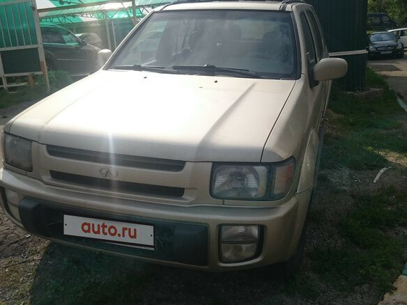 1999 Infiniti QX4 I, золотистый