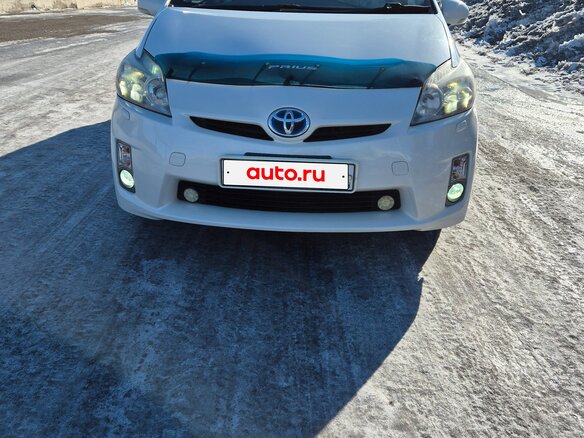 2011 Toyota Prius III Рестайлинг (XW30), белый, 1300000 рублей - вид 2