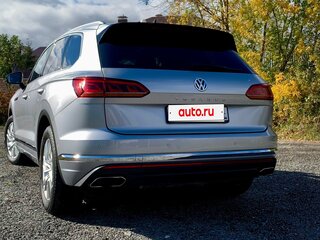 2020 Volkswagen Touareg III, серебристый, 4990000 рублей, вид 4