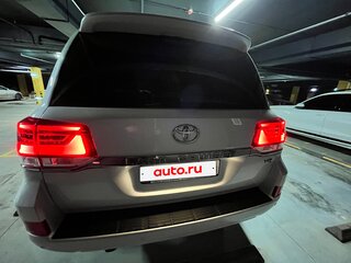 2016 Toyota Land Cruiser 200 Series Рестайлинг 2, белый, 5900000 рублей, вид 2