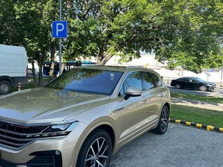 2019 Volkswagen Touareg III, коричневый, 5100000 рублей, вид 2