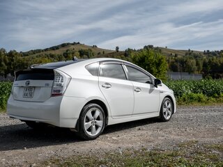 2011 Toyota Prius III Рестайлинг (XW30), белый, 1300000 рублей, вид 3