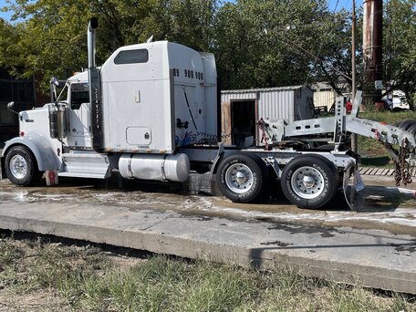 2009 Kenworth W900, белый, 19900900 рублей, вид 4