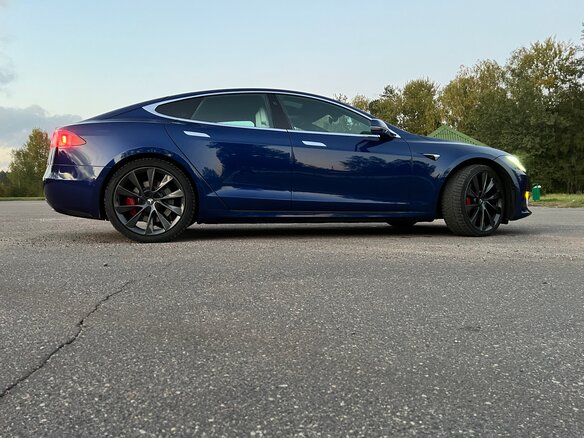 2019 Tesla Model S 75D I Рестайлинг, синий, 2500000 рублей - вид 9