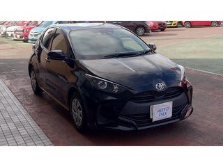 2020 Toyota Yaris IV, чёрный, 810000 рублей, вид 2