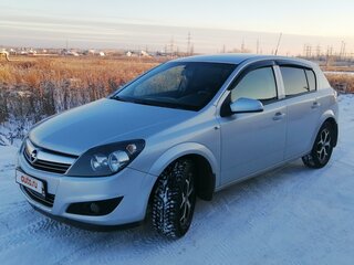 2014 Opel Astra H Рестайлинг, серебристый, 700000 рублей, вид 1