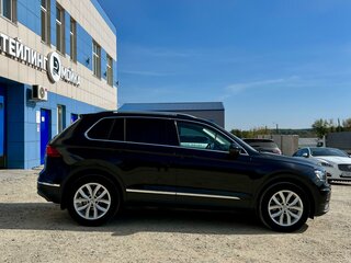 2017 Volkswagen Tiguan II, чёрный, 3560000 рублей, вид 4