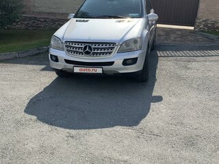 2006 Mercedes-Benz M-Класс 500 II (W164), серебристый, 735000 рублей, вид 2