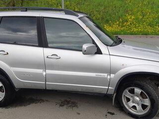 2011 Chevrolet Niva I Рестайлинг, серебристый, 420000 рублей, вид 3