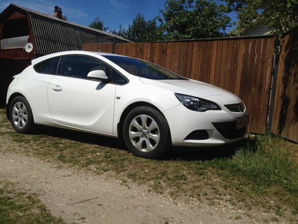 2015 Opel Astra GTC J Рестайлинг, белый - вид 1