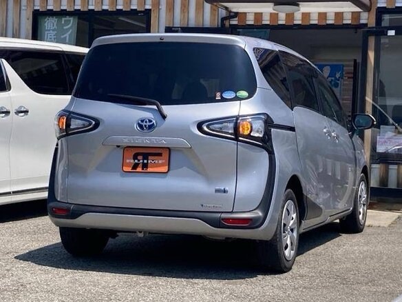 2019 Toyota Sienta II Рестайлинг, серебристый, 1140000 рублей - вид 4