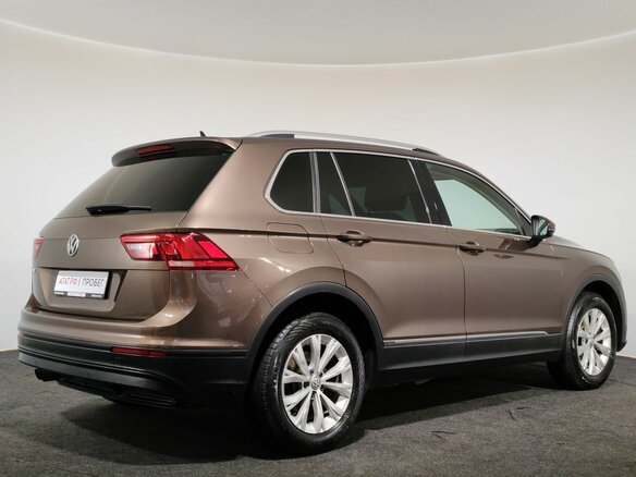 2018 Volkswagen Tiguan II, коричневый, 1690000 рублей - вид 4