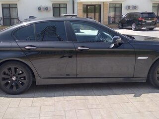 2013 BMW 5 серии 520i VI (F10/F11/F07), чёрный, 1850000 рублей, вид 3