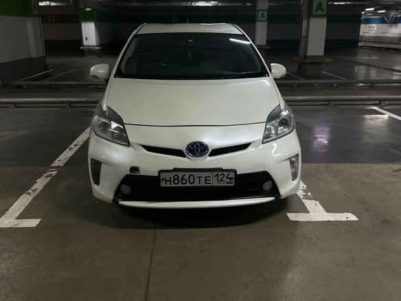 2012 Toyota Prius III Рестайлинг (XW30), белый, 1320000 рублей