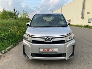 2018 Toyota Voxy III (R80) Рестайлинг, серебристый, 2850000 рублей, вид 2