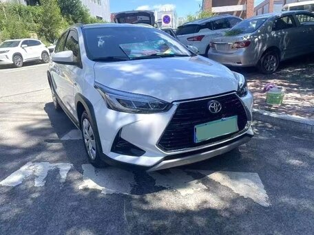 2022 Toyota Yaris L X XP150 Рестайлинг, белый, 1301000 рублей, вид 3