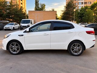 2017 Kia Rio III Рестайлинг, белый, 650000 рублей, вид 4