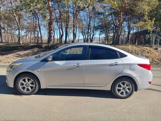 2015 Hyundai Solaris I Рестайлинг, серебристый, 850000 рублей, вид 4