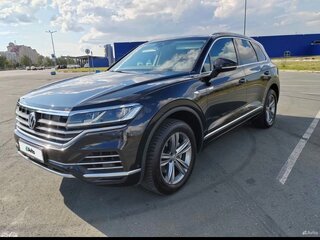 2019 Volkswagen Touareg III, чёрный, 5200000 рублей, вид 2