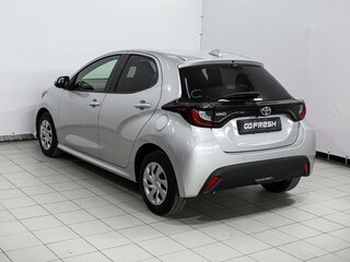 2020 Toyota Yaris IV, серый, 1229000 рублей, вид 2
