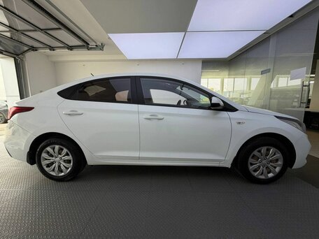 2018 Hyundai Solaris II, белый, 1055000 рублей, вид 4