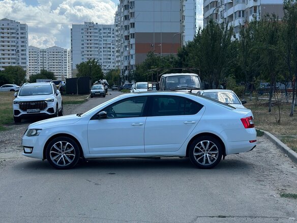 2017 Skoda Octavia III (A7), белый, 1700000 рублей - вид 4