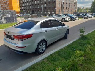 2015 Kia Rio III Рестайлинг, серебристый, 900000 рублей, вид 3