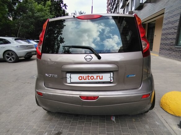 2010 Nissan Note I Рестайлинг, коричневый, 650000 рублей - вид 5