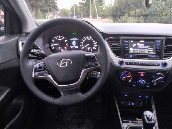 2018 Hyundai Solaris II, чёрный, 1200000 рублей - вид 4
