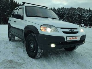 2015 Chevrolet Niva I Рестайлинг, белый, 700000 рублей, вид 3