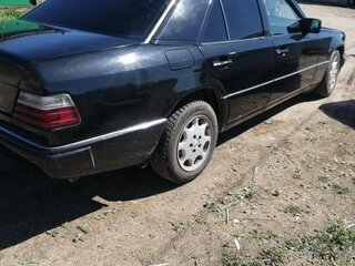 1994 Mercedes-Benz E-Класс 220 I (W124), чёрный, 370000 рублей, вид 4