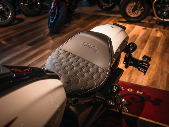 2025 Indian Scout, белый - вид 11