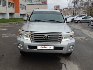 2013 Toyota Land Cruiser 200 Series Рестайлинг 1, серебристый, 4050000 рублей, вид 1