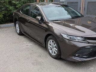 2019 Toyota Camry VIII (XV70), коричневый, 3500000 рублей, вид 3