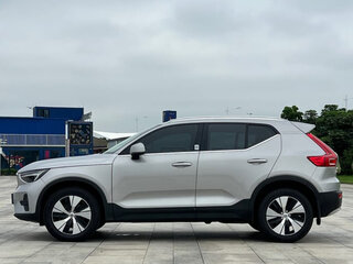 2021 Volvo XC40 I, серебристый, 1780000 рублей, вид 3