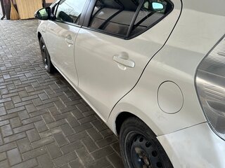 2013 Toyota Aqua I, белый, 1100000 рублей, вид 2