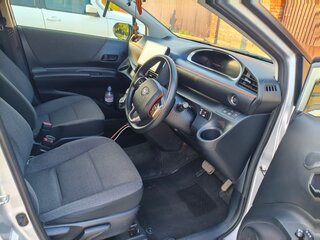 2019 Toyota Sienta II Рестайлинг, серебристый, 1520000 рублей, вид 5