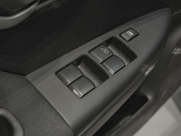 2011 Nissan Note I Рестайлинг, красный - вид 15
