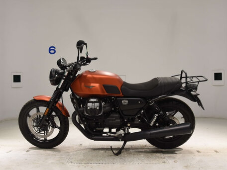 2022 Moto Guzzi V 7, оранжевый, 900000 рублей, вид 2
