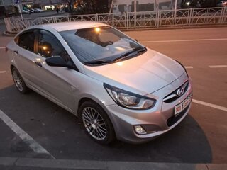 2013 Hyundai Solaris I, серебристый, 1100000 рублей, вид 2
