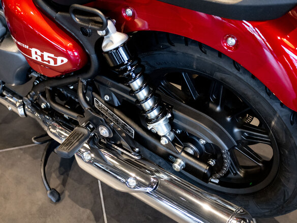 2026 Royal Enfield Super Meteor, пурпурный, 792000 рублей - вид 28