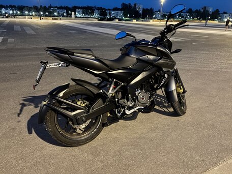2021 Bajaj Pulsar NS 200, серый, 229000 рублей, вид 2