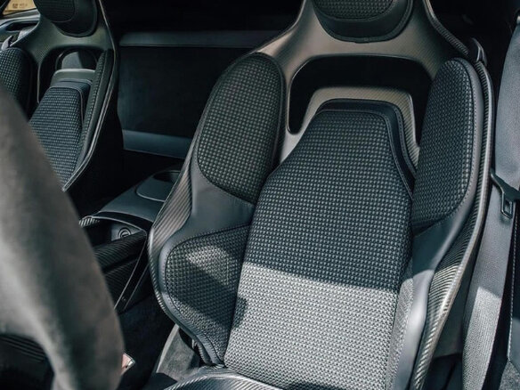 2024 Aston Martin Valour, чёрный - вид 3