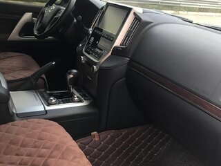 2018 Toyota Land Cruiser 200 Series Рестайлинг 2, белый, 8100000 рублей, вид 3