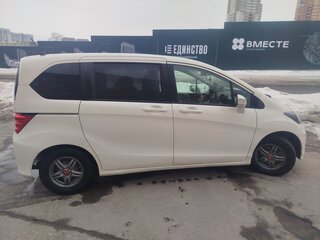 2010 Honda Freed Spike I Рестайлинг, белый, 1100000 рублей, вид 3