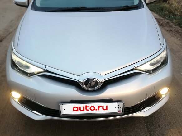 2015 Toyota Auris II Рестайлинг, серебристый, 1400000 рублей - вид 3
