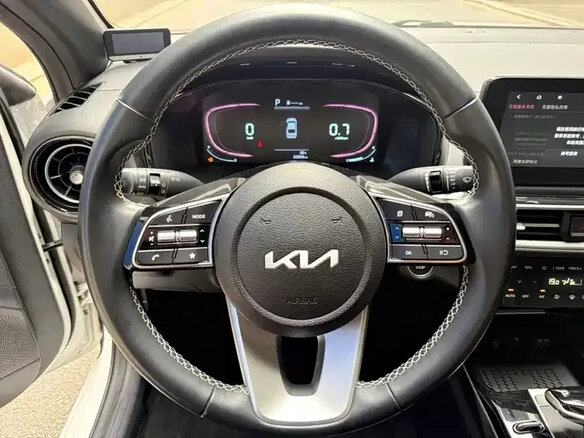 2023 Kia K3 II (China Market) Рестайлинг, белый - вид 11