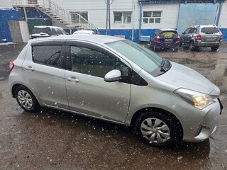 2017 Toyota Vitz III (XP130) Рестайлинг 2, серебристый, 925000 рублей, вид 3