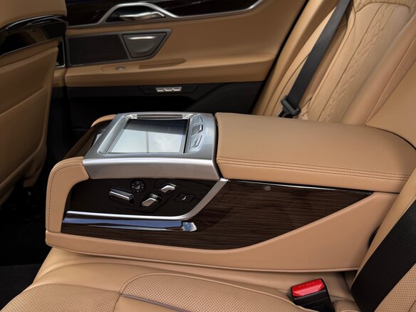 2016 BMW 7 серии 750i xDrive VI (G11/G12), чёрный, 3400000 рублей - вид 31